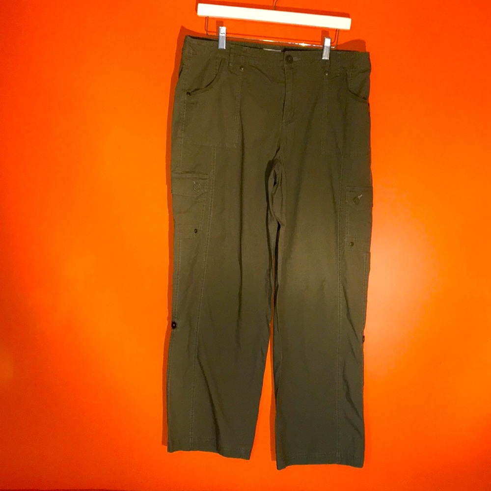 Woman’s Olive Green Cargo Pants Size Large/12/14